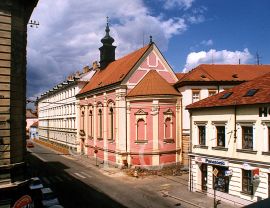 Rudolfovská třída: pohled na kostel Božského srdce Páně a blok budov Kongregace Sester Nejsvětější Svátosti; foto O. Sepp 1998.