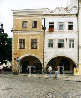 Renesance: průčelí domů na nároží náměstí Přemysla Otakara II. a Kanovnické ulice; foto O. Sepp 1998.