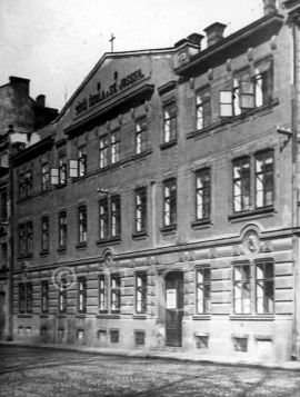 Kongregace Školských sester de Notre Dame: sídlo kongregace v domě U Svatého Josefa v ulici Na Sadech, 30. léta 20. století; archiv kongregace.