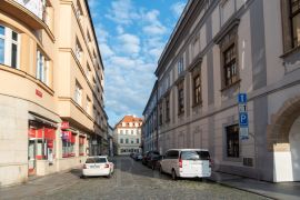 Radniční ulice: průhled ulicí od náměstí Přemysla Otakara II. směrem k Sokolskému ostrovu; foto Nebe 2020.