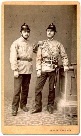 Richter Jan Gustav: fotografie budějovických hasičů vyhotovená v Richterově fotoateliéru, podle Českobudějovické fotoateliéry, Karel Pletzer, Jihočeské muzeum v Českých Budějovicích, 2001.