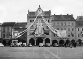 Rodáci: výzdoba náměstí při příležitosti letu českobudějovického rodáka Vladimíra Remka do vesmíru; sbírka J. Dvořáka; SOkA. 