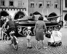 Rok 1968: tank okupační armády na českobudějovickém náměstí; sbírka J. Dvořáka.