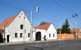 Rožnov: renesanční dům usedlosti č. 234 na západní straně náměstí Bratří Čapků, vpravo výměnek č. 232; foto Nebe 2018.