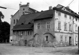Rychtářský úřad: renesanční dvojdům bývalé městské rychty s barokní freskou archanděla Michaela s atributy božské spravedlnosti na rohu Panské a Hroznové ulice, 1971, sbírka J. Dvořáka; SOkA.