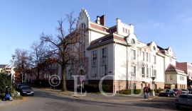 Secese: budova bývalé C. k. české státní průmyslové školy v Resslově ulici č. 2; foto I. Hajn 2005.