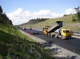 Stavebnictví: výstavba komunikace firmou Strabag a.s.; archiv Strabag a.s.