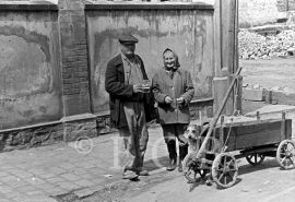 Chudina: Martin Kakeš s manželkou, který se živil prodejem starých hadrů, kůže a železa, 1955; foto O. Schrabala ze sbírky J. Dvořáka.