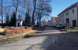 Stará Pohůrka: celkový pohled na náves se zvoničkou od západu. Vpravo usedlosti na jižní straně návsi, počínaje čp. 159; foto K. Kuča 1998.