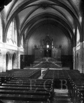 Synagogy: interiér českobudějovické synagogy, pohled ke schránce na Tóru, 1. polovina 20. století; SOkA.