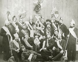 Schlaraffia Budovicia: skupinová fotografie zakládajících členů spolku z roku 1882; SOkA.