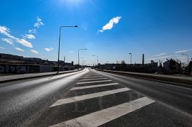 Silnice: jihovýchodní průhled zanádražní komunikací; foto Nebe 2022.