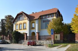 Šindlovy Dvory: škola čp. 40; foto Nebe 2018.