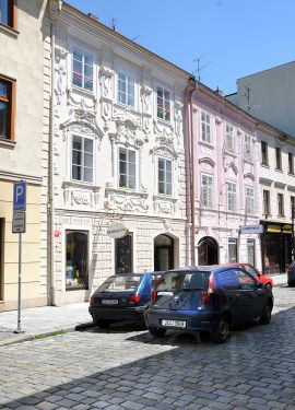 Široká ulice: barokně přestavěné domy č. 12 a č. 14;  foto K. Kuča 2010.