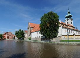 Slepé rameno: pohled na dominikánský konvent a hotel Budweis po rekonstrukci 2009; foto K. Kuča 2010.