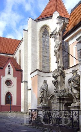 Sochařství: sousoší Kalvárie od J. Dietricha z roku 1731 umístěné na Piaristickém náměstí při ústí do České ulice; archiv Nebe.