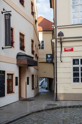 Solní branka: pohled z Radniční ulice směrem k lávce přes Slepé rameno; foto Nebe 2020.