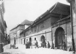 Solnice (Česká ulice č. 66): fotografie solního skladu v České ulici před 1903; SOkA.