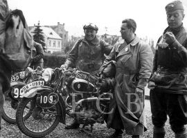 Sport a tělesná výchova: motocyklové závody, 30. léta 20. století; sbírka J. Dvořáka.