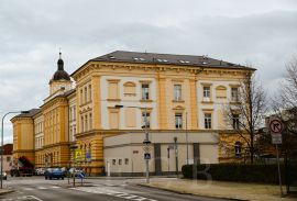 Státní správa: budova bývalého chudobince na Lineckém předměstí, od roku 2004 pracoviště Krajského úřadu Jihočeského kraje; foto NEBE 2023.