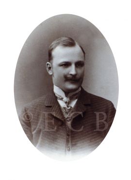 Stavitelé: Johann Stepan (1882—1942), českobudějovický stavitel veřejných budov a soukromých vil v období před první světovou válkou; SOKA.