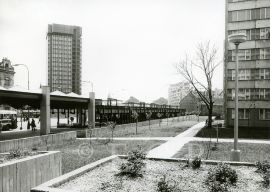 Stavoprojekt: hotel Gomel na Pražské třídě, vpravo v pozadí budova s kavárnou Perla, 1980, sbírka J. Dvořáka; archiv SOkA.