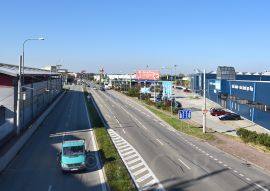 Strakonická třída: nákupní centra; foto Nebe 2018.