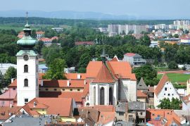 Suburbanizace: pohled od historického centra směrem k plochám zastavěným hromadnou bytovou výstavbou, 2010; archiv Nebe.