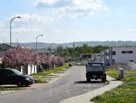 Švábův Hrádek: rodinné domy v ulici ke Střelnici; foto Nebe 2018.
