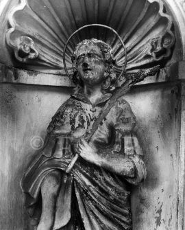 Svatý Auratian: socha sv. Auratiana na průčelí kostela sv. Mikuláše, stav před restaurováním v 80. letech 20. století; SOkA.