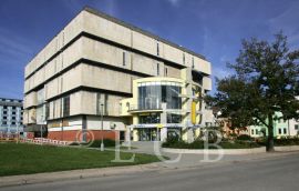 Telekomunikace: telekomunikační budova na Pražské třídě č.16; foto J. Sýbek 2005.