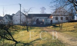 Třebotovice: usedlost čp. 2422 (dříve čp. 22) na severním konci západní řady usedlostí; foto K. Kuča 1998.