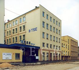 Tesla: TSE, s. r. o., v Mánesově ulici č. 74; foto O. Sepp 1998.