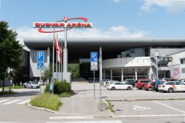 Tělovýchovná zařízení: zimní stadion v ulici F. A. Gerstnera; foto Nebe 2020.