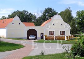 Úsilné: usedlost čp. 1 s datováním 1846; foto K. Kuča 2005.