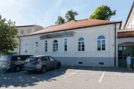 U Slovanské lípy: budova původního hostince; foto Nebe 2020.