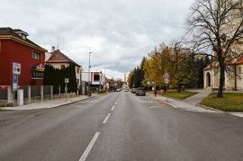 Ulice Boženy Němcové: pohled ulicí od kostela svatého Jana Nepomuckého na sever k Mánesově ulici, v pozadí továrna Koh-i-noor Hardtmuth; foto NEBE 2023.