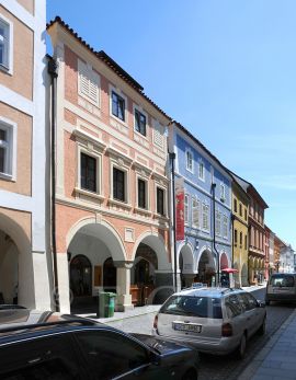 Ulice Dr. Stejskala: průhled ulicí k Zátkovu nábřeží; foto K. Kuča 2010.