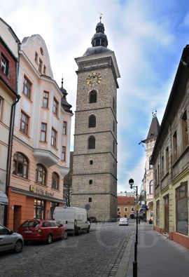 Ulice U Černé věže: průhled ulicí k Černé věži; foto K. Kuča 2014.
