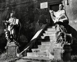 Umělecké školy: sochy od Josefa Dietricha u vstupu do hudební školy v areálu dominikánského konventu, stav v roce 1964, foto P. Špandl; SOkA.