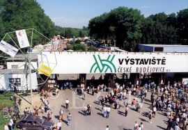 Země živitelka: hlavní brána Výstaviště; archiv Výstaviště České Budějovice a.s. 1998.