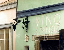 Vinárny: vývěsní štít vinárny v Panské ulici č. 14; foto O. Sepp 1998.