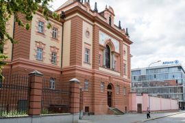 Věznice: Pohled na vazební věznici z ulice Františka Antonína Gerstnera; foto Nebe 2020.