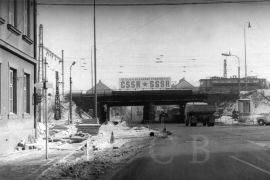 Viadukt: železniční přejezd s tendenční výzdobou během rekonstrukce křižovatky v roce 1981, sbírka J. Dvořáka; SOkA.