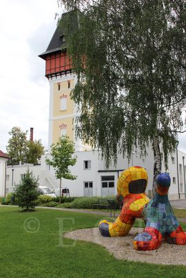 Vodárenská věž: areál parku s keramickou fontánou ČEVAVA sochařky Alexandry Koláčkové (*1964) v blízkosti zrekonstruované věže; archiv společnosti Čevak a.s.
