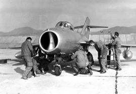 Vojenské letiště: proudové letouny s šípovitými křídly MiG-15; archiv LOZ České Budějovice.