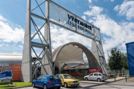 Výstaviště České Budějovice: monumentální severní brána je vstupním koridorem procházejícím pavilonem T; foto Nebe 2020.