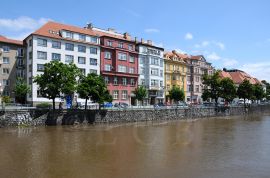Zátkovo nábřeží: vpravo blok domů z 1927—1930; foto K. Kuča 2010.