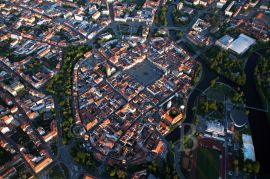 Zeměpisná poloha: letecký pohled na historické centrum města s náměstím Přemysla Otakara II.; foto Z. Hanč 2011.