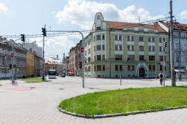Žižkova třída: centrální část ulice a pohled na budovu městského úřadu; foto Nebe 2020.